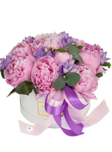 aranjament-bujori-roz-si-frezii-mov-floral-studio-iasi