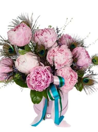 aranjament-bujori-roz-si-pene-de-paun-floral-studio-iasi