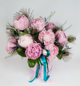 aranjament-bujori-roz-si-pene-de-paun-floral-studio-iasi