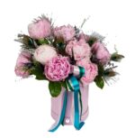 aranjament-bujori-roz-si-pene-paun-floral-studio-iasi