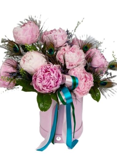 aranjament-bujori-roz-si-pene-paun-floral-studio-iasi