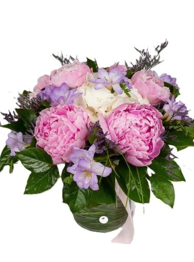 buchet-bujori-roz-hortensie-alba-frezii-mov-floral-studio-iasi