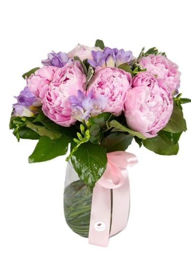buchet-de-bujori-roz-si-frezii-mov-floral-studio-iasi