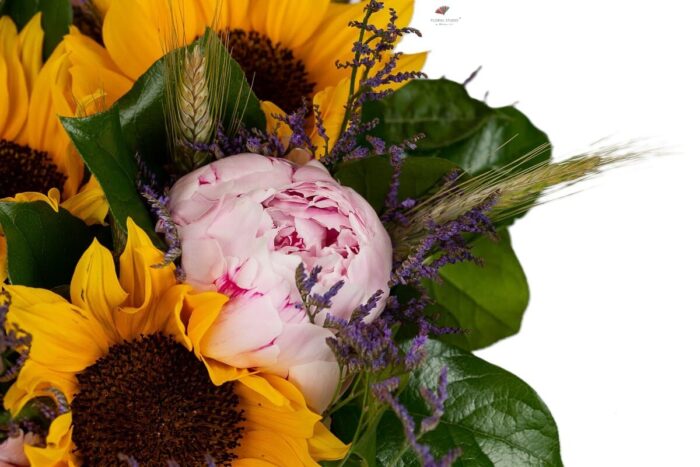 bujori-roz-si floarea-soarelui-floral-studio-iasi