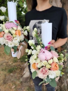 lumanari-de-cununie-trandafiri-albi-si-bujori-roz-floral-studio-iasi