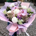 buchet-culori-pastelate-bujori-albi-si-orhidee-roz-floral-studio-iasi