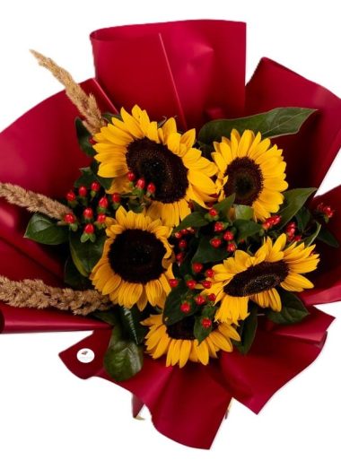 buchet-de-vara-cu-floarea-soarelui-pampas-hypericum-floral-studio-iasi