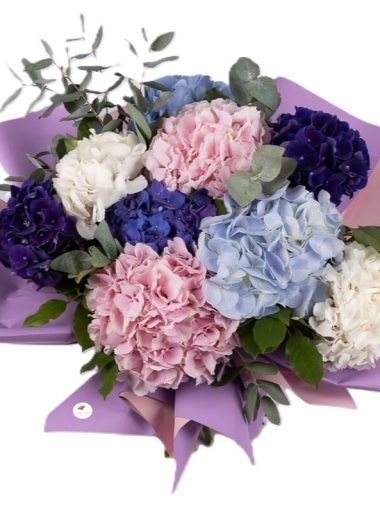 buchet-iubirea-verii-cu-hortensii-colorate - si-eucalipt-floral-studio-iasi
