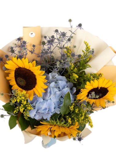 buchet-lumina-blanda-cu-hortensie-albastra-floarea-soarelui-solidago-eryngium-floral-studio-iasi