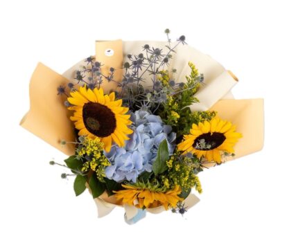 buchet-lumina-blanda-cu-hortensie-albastra-floarea-soarelui-solidago-eryngium-floral-studio-iasi