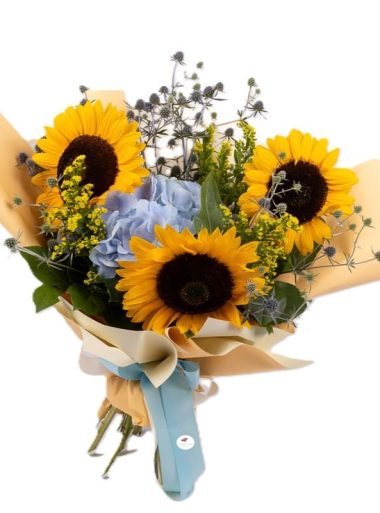buchet-lumina-blanda-hortensie-albastra-floarea-soarelui-solidago-eryngium-floral-studio-iasi