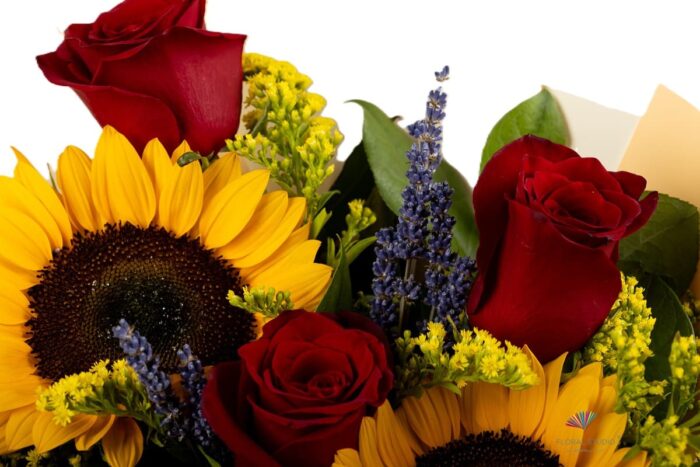 buchet-miezul-verii-floarea-soarelui-trandafiri-si-lavanda-floral-studio-iasi