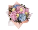 buchet-pastel-cu-hortensii-colorate-trandafiri-albi-eryngium-salal-floral-studio-iasi