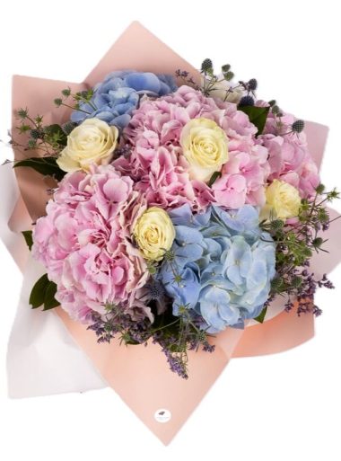 buchet-pastel-cu-hortensii-colorate-trandafiri-albi-eryngium-salal-floral-studio-iasi