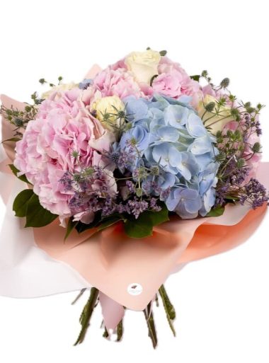 buchet-pastel-hortensii-colorate-trandafiri-albi-eryngium-salal-floral-studio-iasi