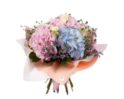 buchet-pastel-hortensii-colorate-trandafiri-albi-eryngium-salal-floral-studio-iasi