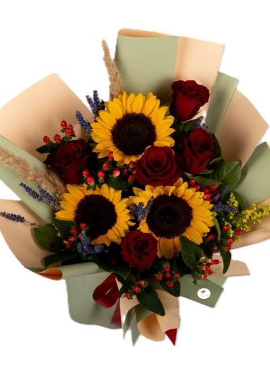 buchet-vesel-de-vara-cu-floarea-soarelui-trandafiri-rosii-hypericum-solidago-lavanda-floral-studio-iasi