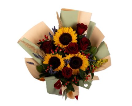 buchet-vesel-de-vara-cu-floarea-soarelui-trandafiri-rosii-hypericum-solidago-lavanda-floral-studio-iasi