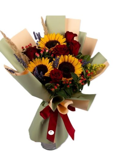 buchet-vesel-de-vara-floarea-soarelui-trandafiri-rosii-hypericum-solidago-lavanda-floral-studio-iasi
