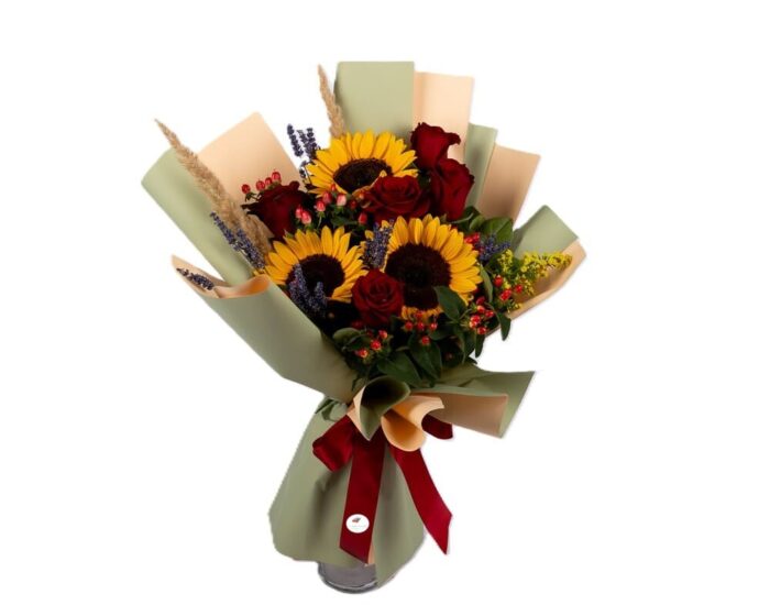 buchet-vesel-de-vara-floarea-soarelui-trandafiri-rosii-hypericum-solidago-lavanda-floral-studio-iasi