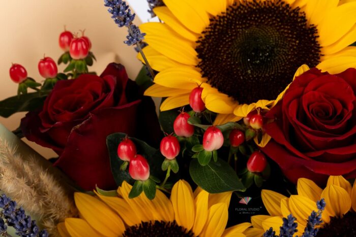 floarea-soarelui-trandafiri-rosii-hypericum-solidago-lavanda-floral-studio-iasi