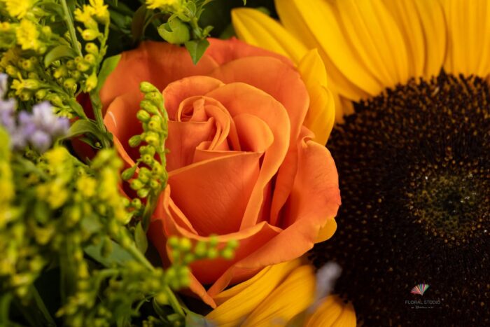 zi-de-vara-buchet-floarea-soarelui-trandafiri-portocalii-solidago-floral-studio-iasi
