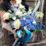 aranjament-floral-hortensie-albastra-si-trandafiri-albi-floral-studio-iasi