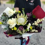 buchet-de-flori-cu-protea-si-trandafiri-albi-floral-studio-iasi