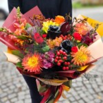 buchet-de-trandafiri-negrii-flori-de-toamna-si-hypericum-floral-studio-iasi