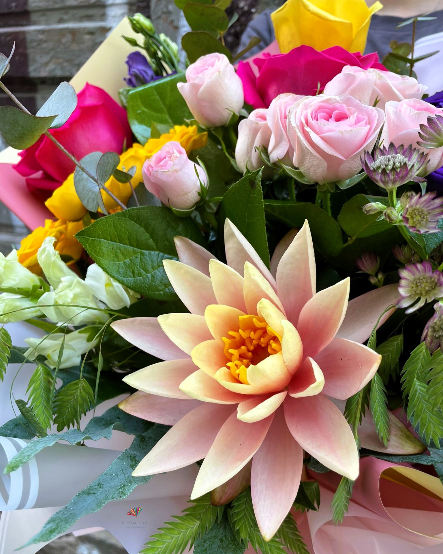 trandafiri-colorati-si-floare-de-nufar-floral-studio-iasi