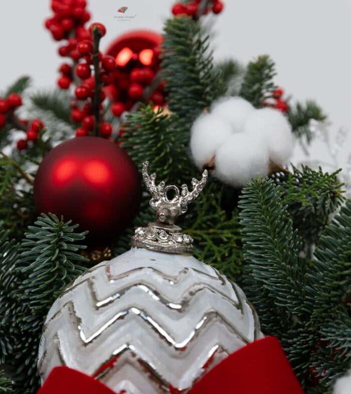 aranjament-de-craciun-bumbac-si-ilex-floral-studio-iasi