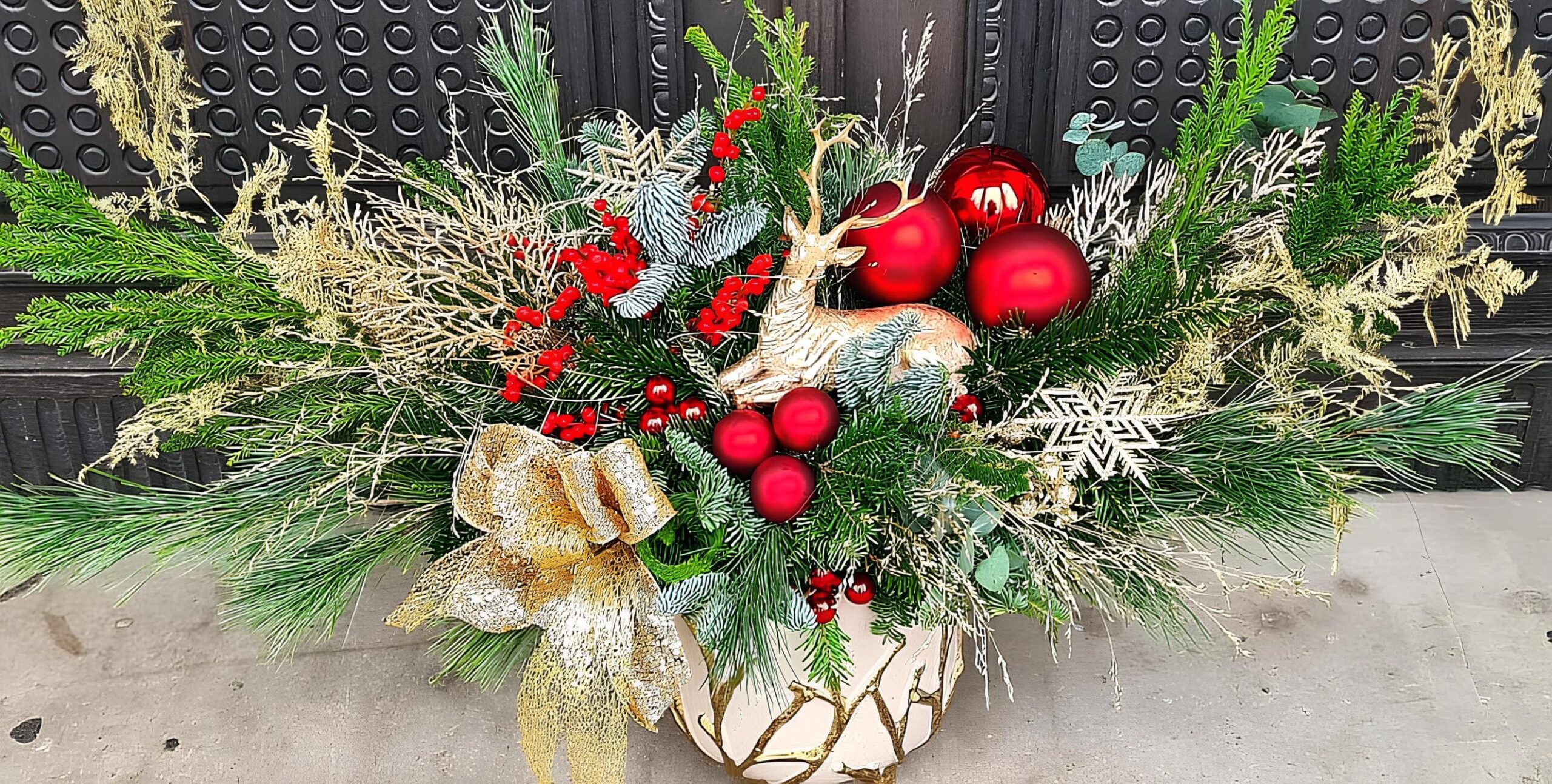 aranjament-de-craciun-cu-brad-si-ren-floral-studio-iasi