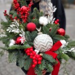 aranjament-de-craciun-cu-bumbac-si-ilex-floral-studio-iasi