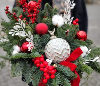 aranjament-de-craciun-cu-bumbac-si-ilex-floral-studio-iasi