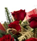 buchet-cu-9-trandafiri-rosii-si-asparagus-auriu-floral-studio-iasi