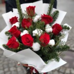 buchet-de-craciun-trandafiri-albi-si-rosii-floral-studio-iasi