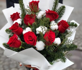 buchet-de-craciun-trandafiri-albi-si-rosii-floral-studio-iasi