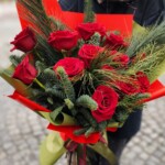 buchet-de-craciun-trandafiri-si-ilex-floral-studio-iasi