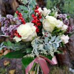buchet-Craciun-cu-trandafiri-albi-floral-studio-iasi