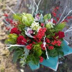 buchet-Craciun-trandafiri-si-ilex-floral-studio-iasi