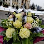 buchet-Craciun-trandafiri-si-pene-floral-studio-iasi