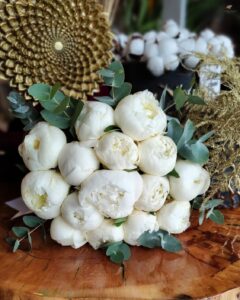 buchet-bujori-albi-eleganti-floral-studio-iasi