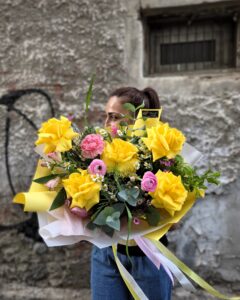 buchet-trandafiri-galbeni-si-roz-floral-studio-iasi