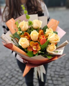 buchet-trandafiri-piersica-si-orhidee-floral-studio-iasi