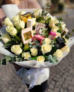 trandafiri-albi-in-buchet-si-cosmetice-floral-studio-iasi