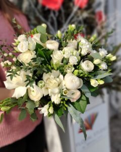 trandafiri-albi-si-bujori-albi-buchet-floral-studio-iasi