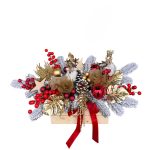 Aranjament în lădiță lemn cu brad artificial și accesorii roșii-aurii