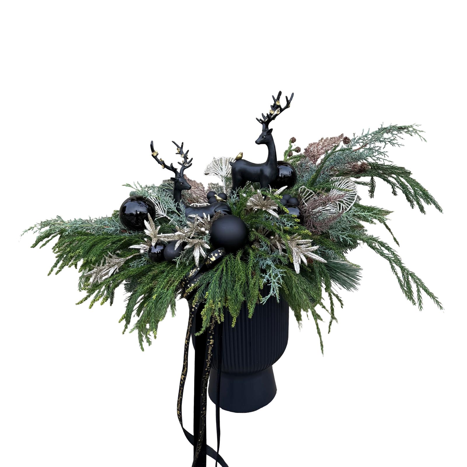 Aranjament în vas negru cu brad natural și accesoriu cerb (1) Aranjament în vas negru cu brad natural și accesoriu cerb - imagine 1