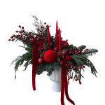 Aranjament roșu cu brad natural, lumânări și fundițe catifea