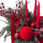 Aranjament roșu cu brad natural, lumânări și fundițe catifea - imagine 3